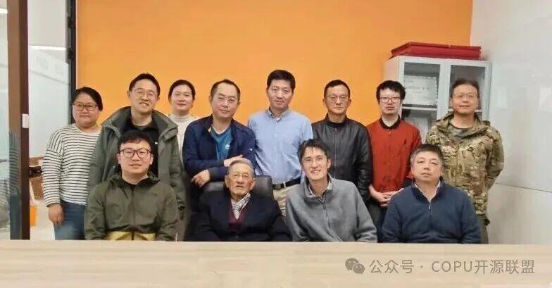 4 月 14 日,COPU 例会参会者合影,前排左 1 为张潇,左 2 为陆首群,左 3 为李孟轩