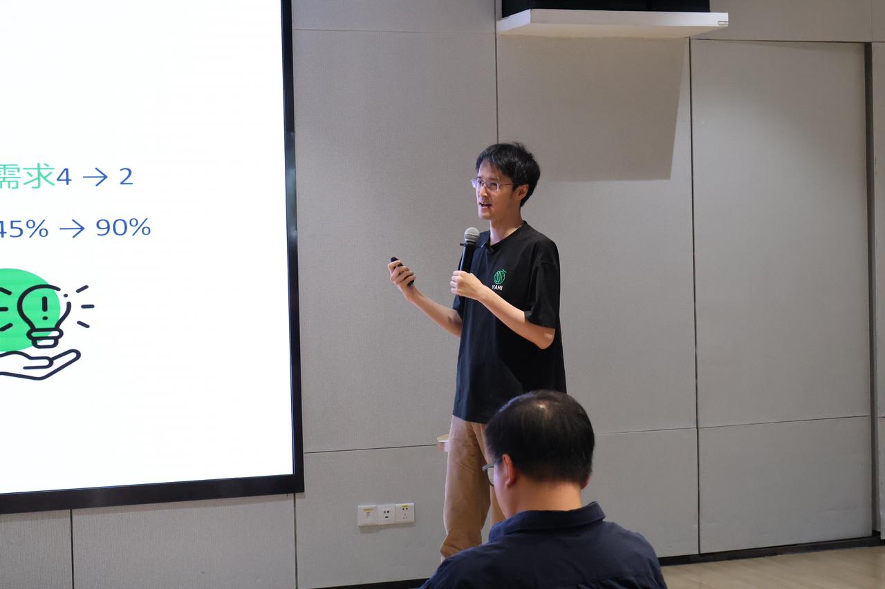 Li Mengxuan presenting